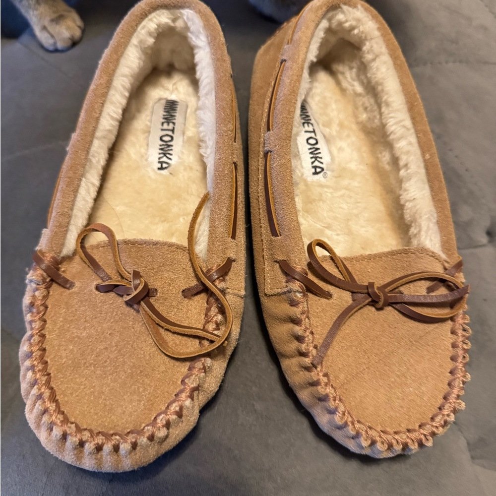 Minnetonka light brown suede moccasin